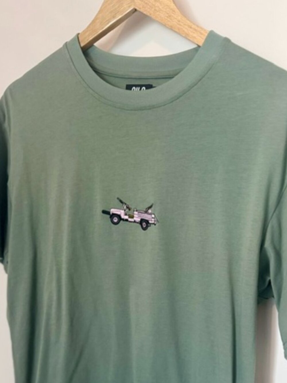 Qilo Embroidered Land Rover Tee Sage Green S